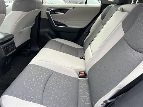 Used 2021 Toyota RAV4 XLE image 15