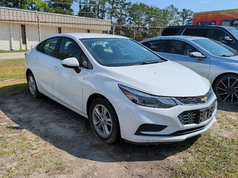 Used 2017 Chevrolet Cruze LT FWD image 2