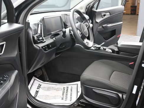 Used 2025 Kia Sportage LX image 21