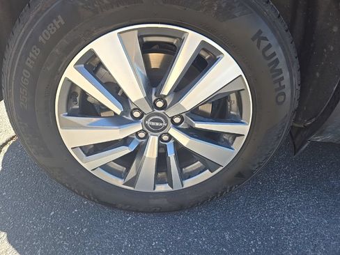 Used 2025 Nissan Pathfinder SL AWD/4WD image 38