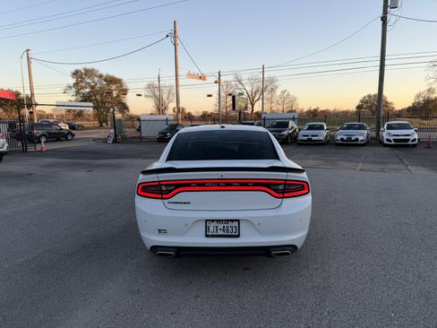 Used 2018 Dodge Charger SXT w/ Blacktop Package image 7