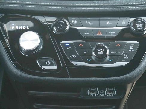 Certified 2024 Chrysler Pacifica Limited FWD image 9