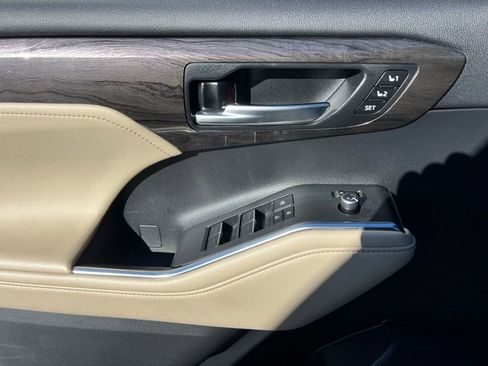 Used 2023 Toyota Highlander Platinum image 16