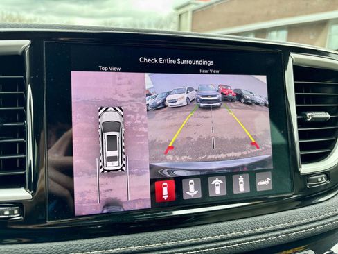 Used 2021 Chrysler Pacifica Touring-L image 10