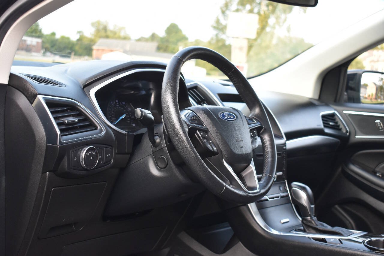 Used 2018 Ford Edge Titanium w/ Equipment Group 301A AWD/4WD image 19