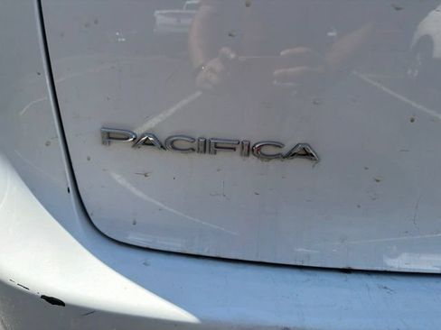 Used 2024 Chrysler Pacifica Touring-L FWD image 11