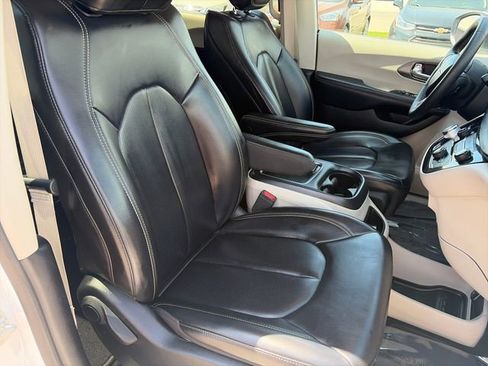 Used 2023 Chrysler Pacifica Touring-L FWD image 36