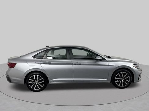 Used 2025 Volkswagen Jetta SE FWD image 35