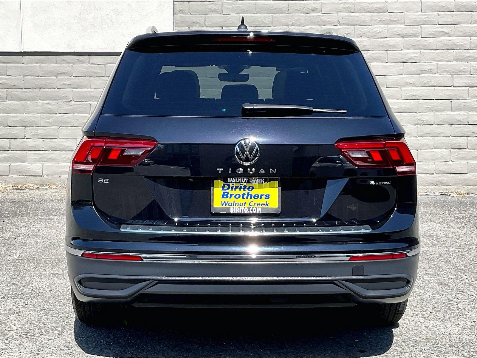 Certified 2024 Volkswagen Tiguan SE w/ Panoramic Sunroof Package AWD/4WD image 3