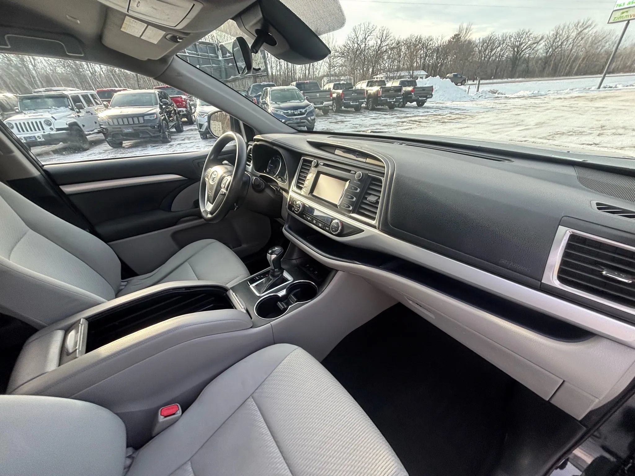 Used 2018 Toyota Highlander LE w/ Carpet Mat Package (TMS) AWD/4WD image 34