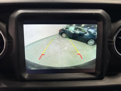 Used 2018 Jeep Wrangler Unlimited Sahara image 16