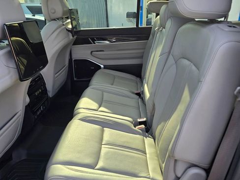 Used 2022 Jeep Wagoneer Series III w/ Premium Group I AWD/4WD image 9