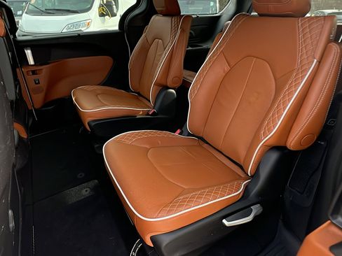 Used 2024 Chrysler Pacifica Pinnacle image 23
