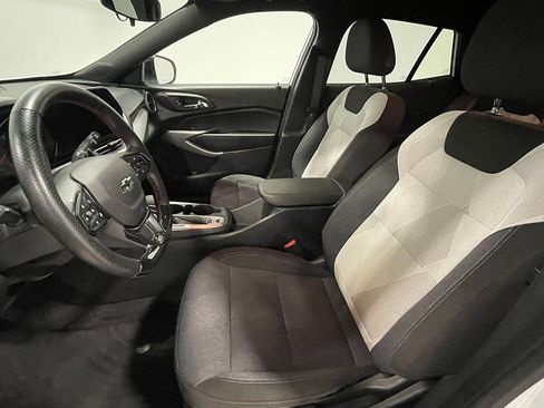 Used 2024 Chevrolet Trax RS FWD image 3