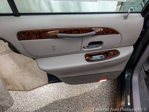 Used 1999 Lincoln Town Car Signature RWD image 20