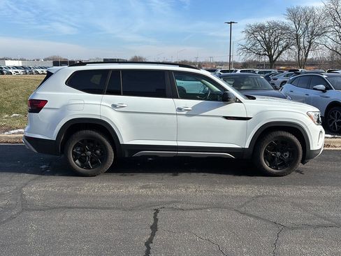 Used 2025 Volkswagen Atlas Peak Edition SE image 5