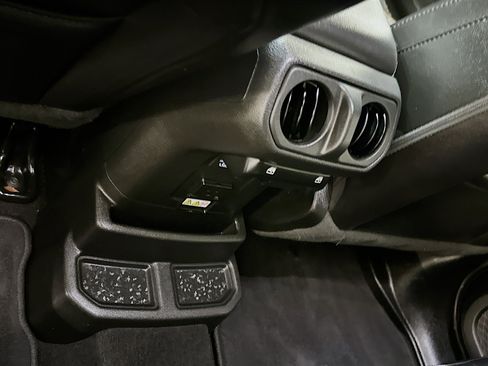 Used 2021 Jeep Wrangler Unlimited Sahara image 28