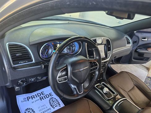 Used 2018 Chrysler 300 Limited RWD image 28