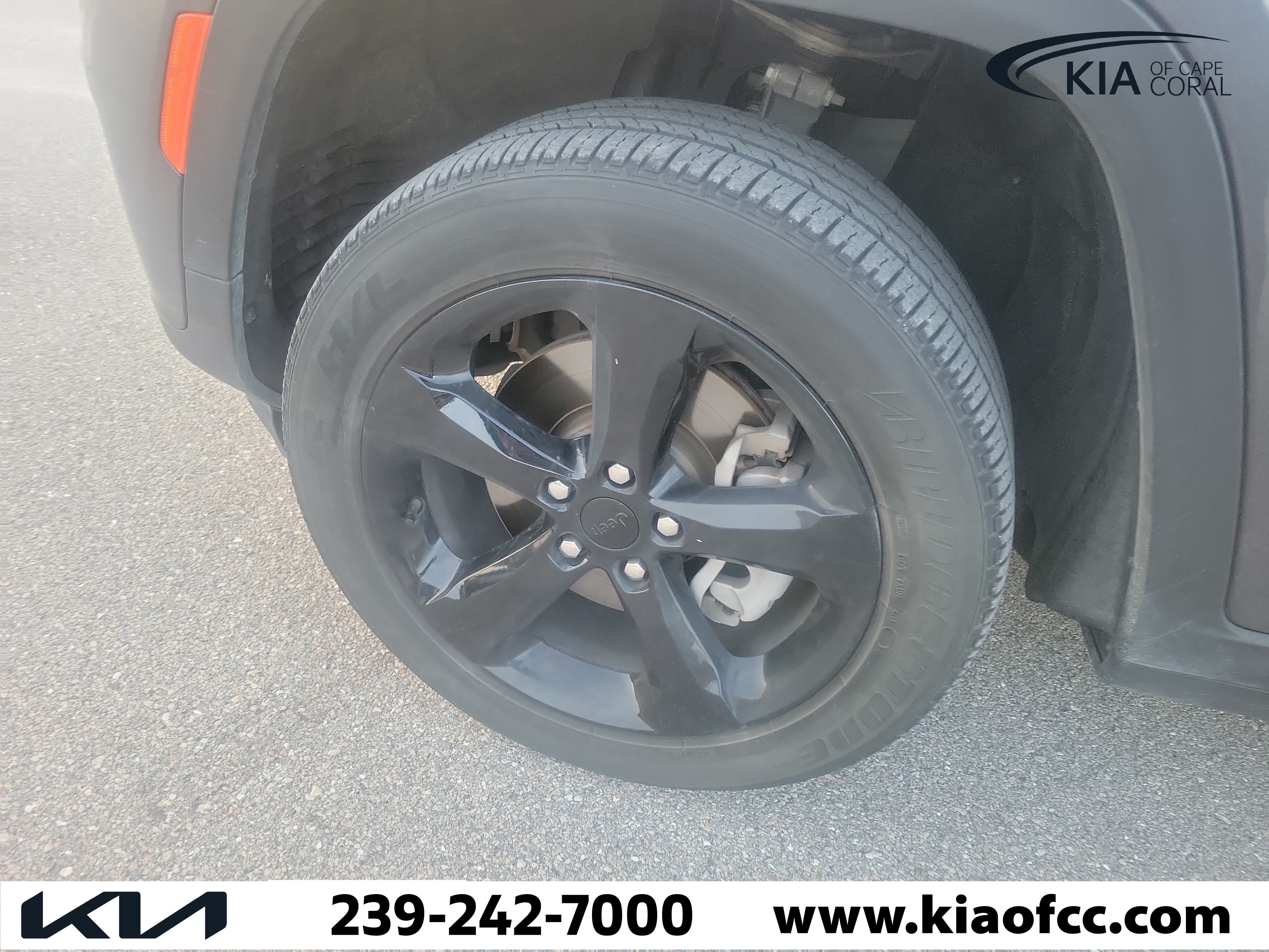Used 2023 Jeep Grand Cherokee L Laredo AWD/4WD image 7
