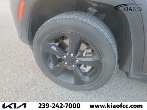 Used 2023 Jeep Grand Cherokee L Laredo AWD/4WD image 7