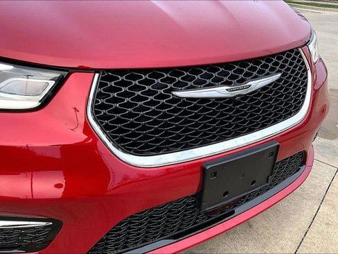 Used 2025 Chrysler Pacifica Select image 34