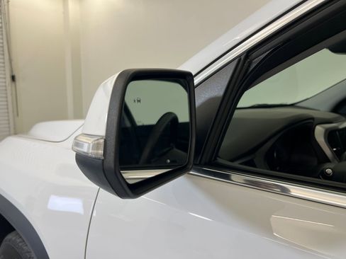 Used 2023 GMC Acadia SLE w/ Driver Convenience Package image 22