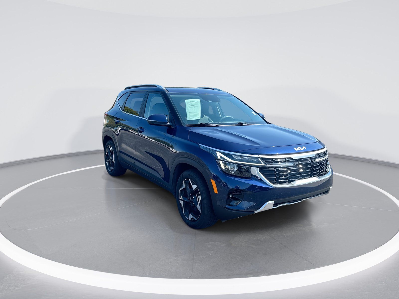 Used 2024 Kia Seltos EX FWD image 2