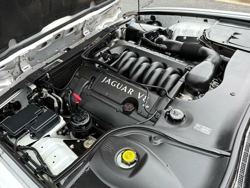Used 2001 Jaguar XJ8 image 18