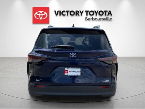 Used 2024 Toyota Sienna XLE w/ XLE Plus Package AWD/4WD image 4