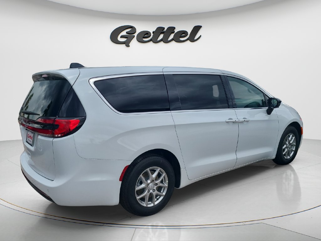 New 2027 Chrysler Pacifica Select FWD image 5