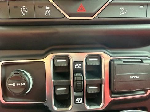 Used 2020 Jeep Wrangler Unlimited Sahara w/ Uconnect 4C Nav & Sound Group AWD/4WD image 22