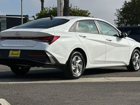 Certified 2026 Hyundai Elantra SE FWD image 4