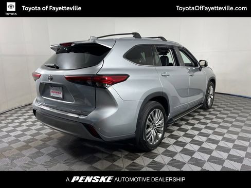 Used 2023 Toyota Highlander Platinum image 18
