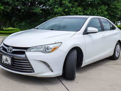 Used 2015 Toyota Camry LE FWD image 3