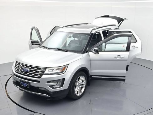 Used 2017 Ford Explorer XLT w/ Equipment Group 202A AWD/4WD image 54