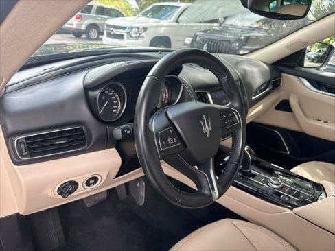 Used 2018 Maserati Levante GranLusso AWD/4WD image 12