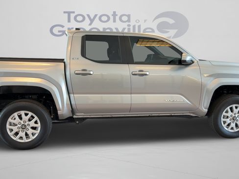 Used 2025 Toyota Tacoma SR5 RWD image 37