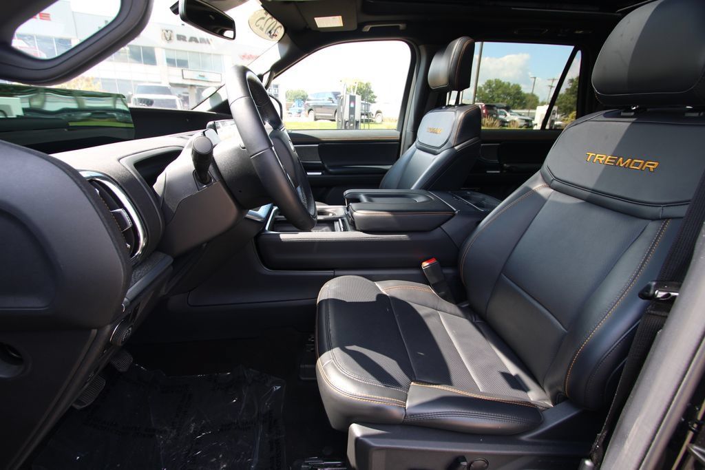 Used 2025 Ford Expedition Tremor AWD/4WD image 6