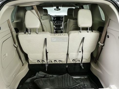 Used 2018 Chrysler Pacifica Touring-L image 29