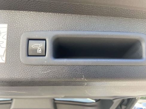 Used 2024 Toyota Sienna Limited FWD image 10