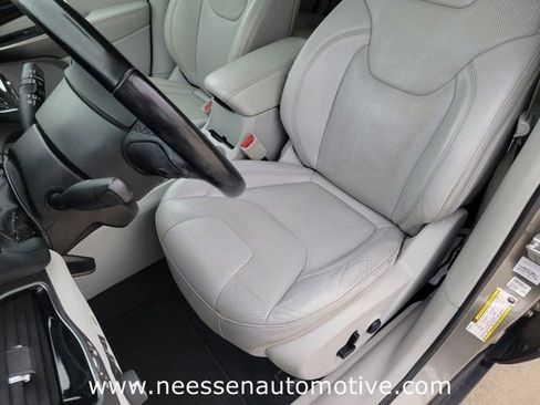 Used 2020 Jeep Cherokee Limited w/ Technology Group FWD image 16