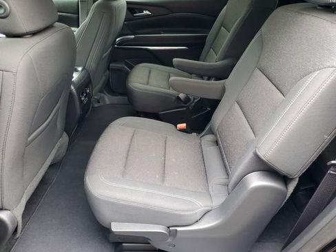 Used 2025 Chevrolet Traverse LT FWD image 12