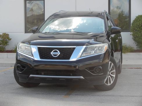 Used 2013 Nissan Pathfinder SV w/ Cargo Pkg FWD image 5