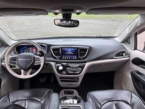 Used 2020 Chrysler Pacifica Limited FWD image 21