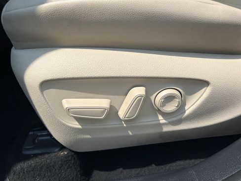 Used 2021 Toyota Highlander XLE AWD/4WD image 14