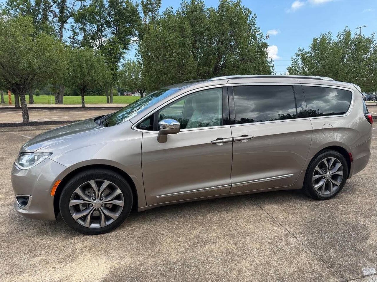 Used 2017 Chrysler Pacifica Limited FWD image 2
