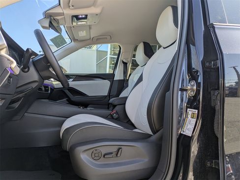 Certified 2025 Volkswagen Tiguan SE image 3