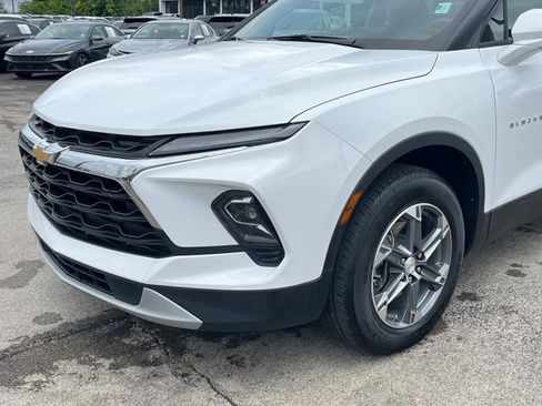 Used 2025 Chevrolet Blazer LT FWD image 11