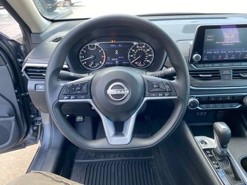 Used 2025 Nissan Altima 2.5 SV FWD image 5