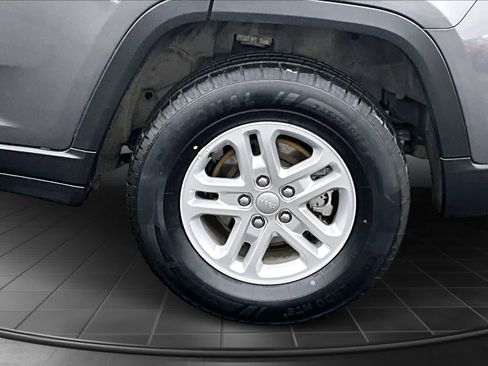 Used 2023 Jeep Grand Cherokee Laredo image 36